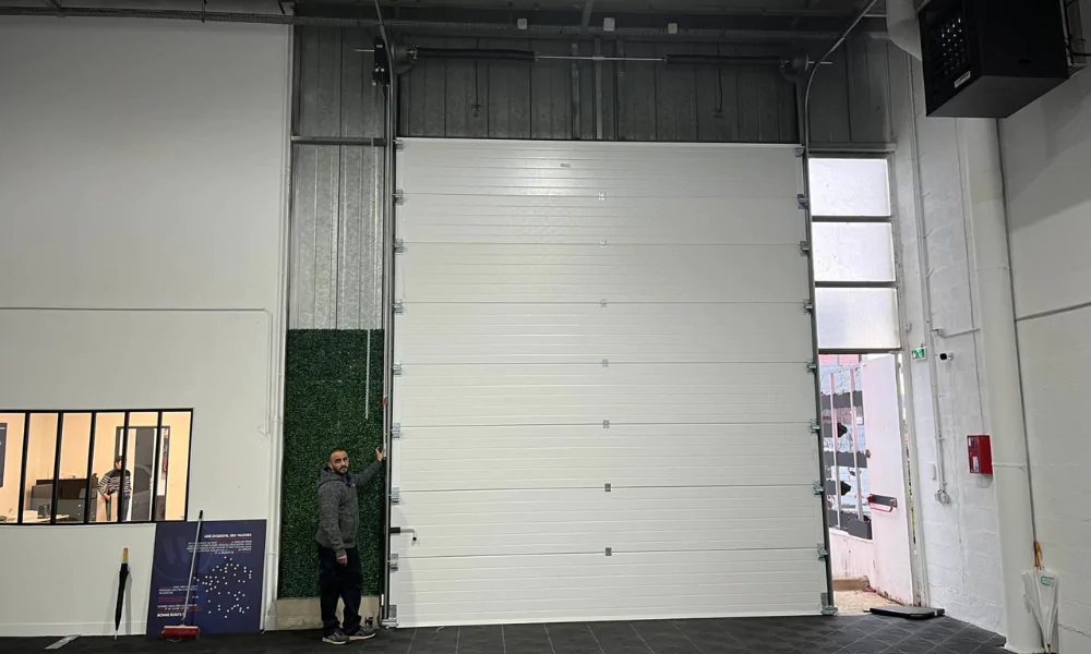installation porte sectionnelle industrielle
