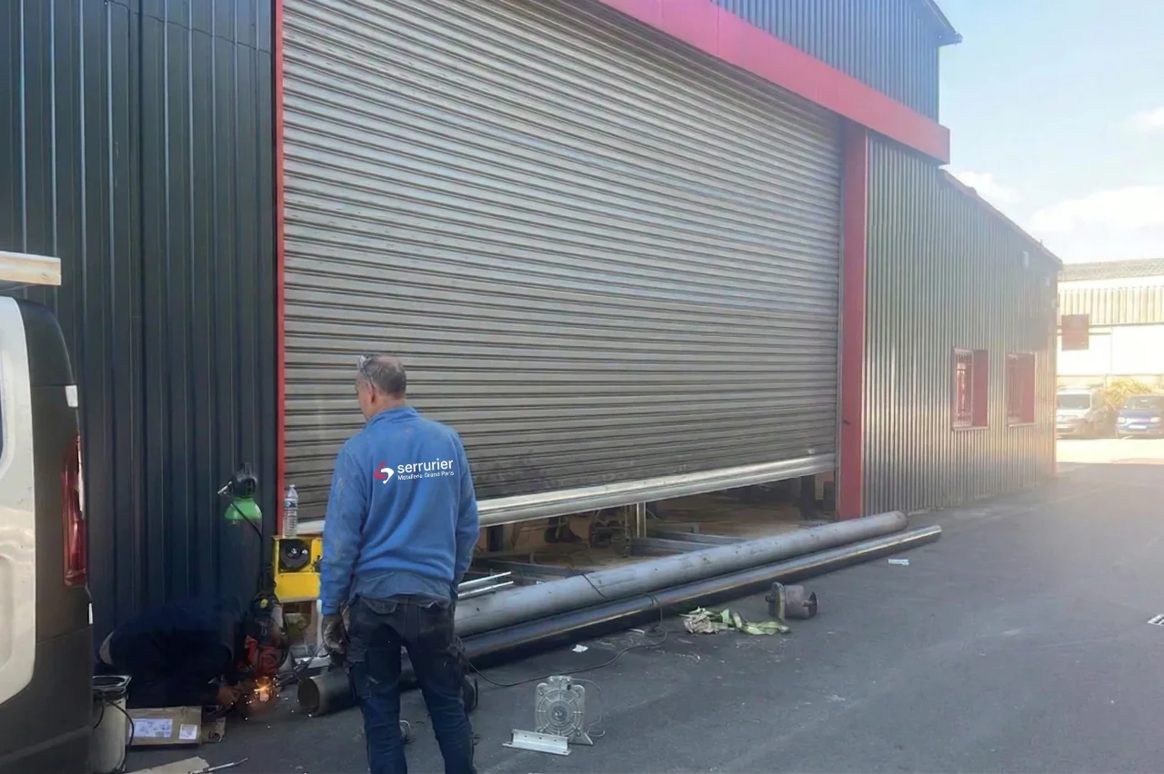 Remplacement axe motorisé rideau métallique – technicien Métallerie Grand Paris en intervention